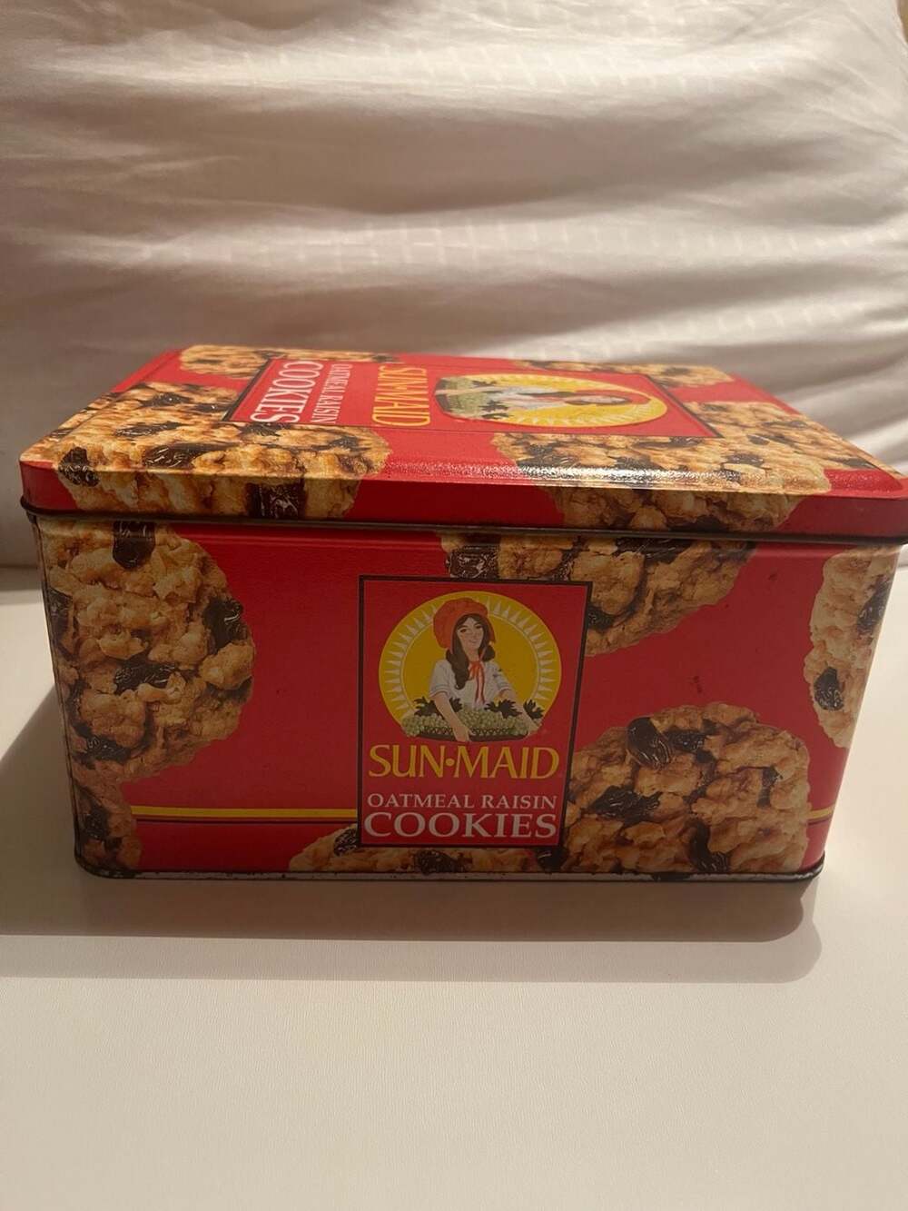 VINTAGE SUN MAID OATMEAL RAISIN COOKIES TIN - NATCO TINS